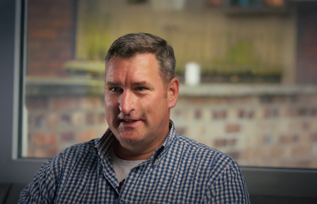 Landwirt Christoph Meiners teilt seine Gedanken im Büro seines landwirtschaftlichen Betriebes mit.