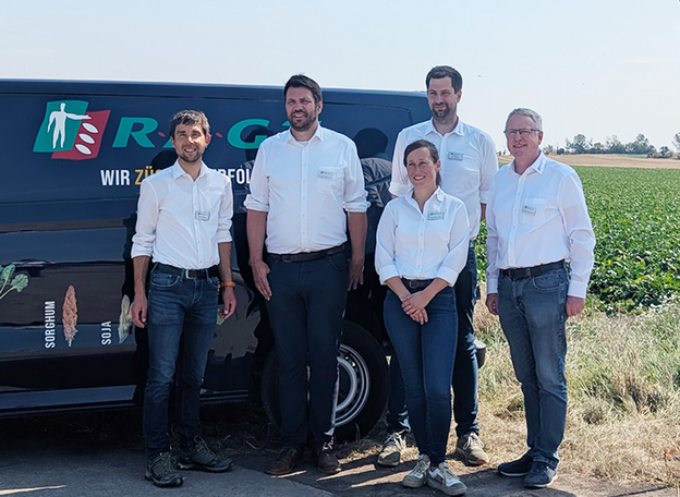 Die Teams von RAGT Saaten GmbH und Strube D&S GmbH wachsen bereits zusammen  Die Teams von RAGT Saaten GmbH und Strube D&S GmbH wachsen bereits zusammen (v.l.n.r.: Dr. Michael Stange (Leitender Zuckerrübenzüchter Strube D&S), Andreas Albersmeier (Geschäftsführer RAGT Saaten Deutschland und Strube D&S), Mara-Tabea Hiller (Produktmanagerin Mais), Christian Rommelmann (Produktmanager Getreide und Soja) und Henning Alvermann (Leiter Vertrieb & Marketing Getreide und Soja bei RAGT Saaten).