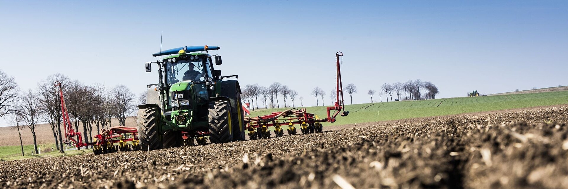 Landwirt im Traktor beim Drillen der Zuckerrüben