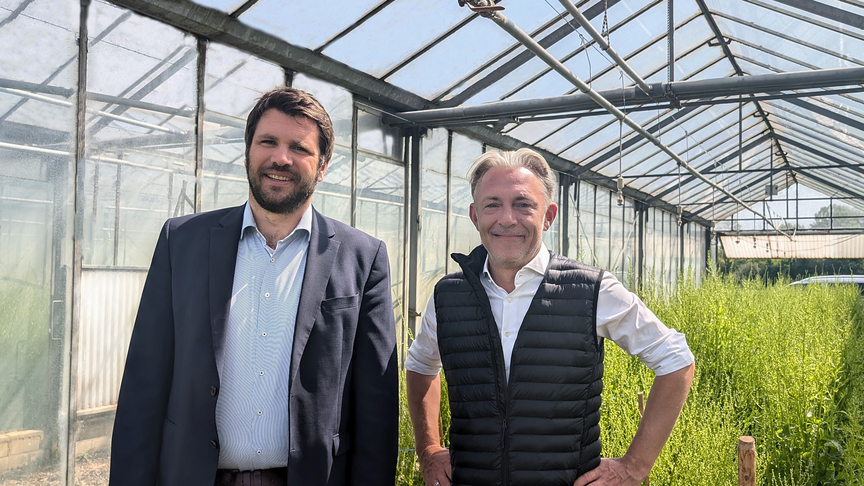 Andreas Albersmeier und Marcel Landmann im Gewächshaus Andreas Albersmeier und Marcel Landmann im Gewächshaus