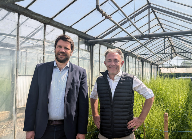 Andreas Albersmeier und Marcel Landmann im Gewächshaus Andreas Albersmeier und Marcel Landmann im Gewächshaus